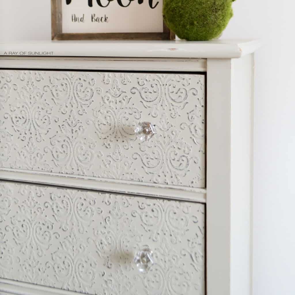 Painted Furniture Makeover : How to Transform your Dresser with a Stencil and Country Chic Paint Texture Powder. Painted in a light grey Sunday Tea. Perfect for an entry way, nursery or bathroom space. #furitureakeover #paintedfurniture #vintagefurniture #upcycled #countrychicpaint