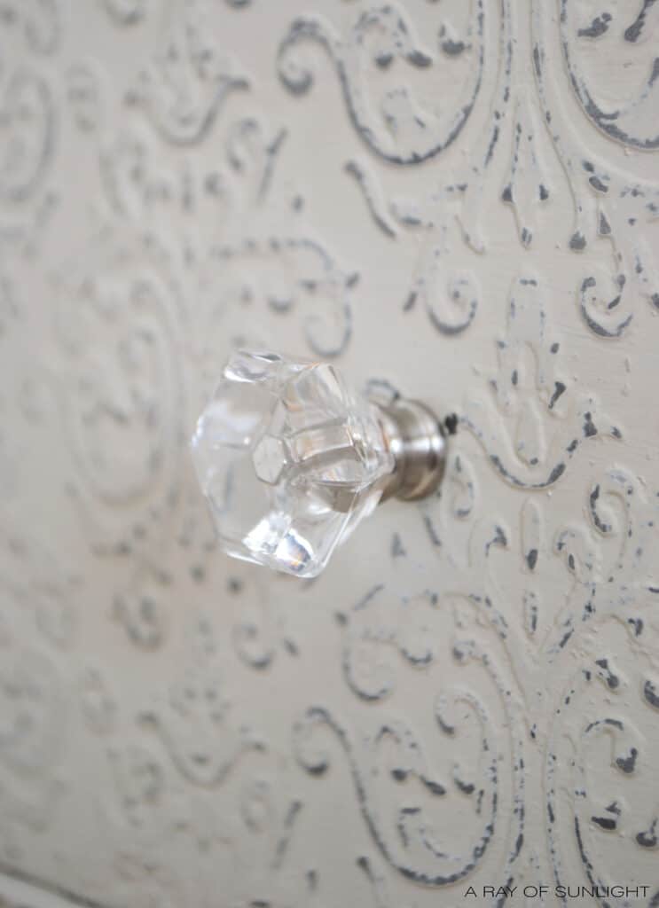 closeup of the crystal knob
