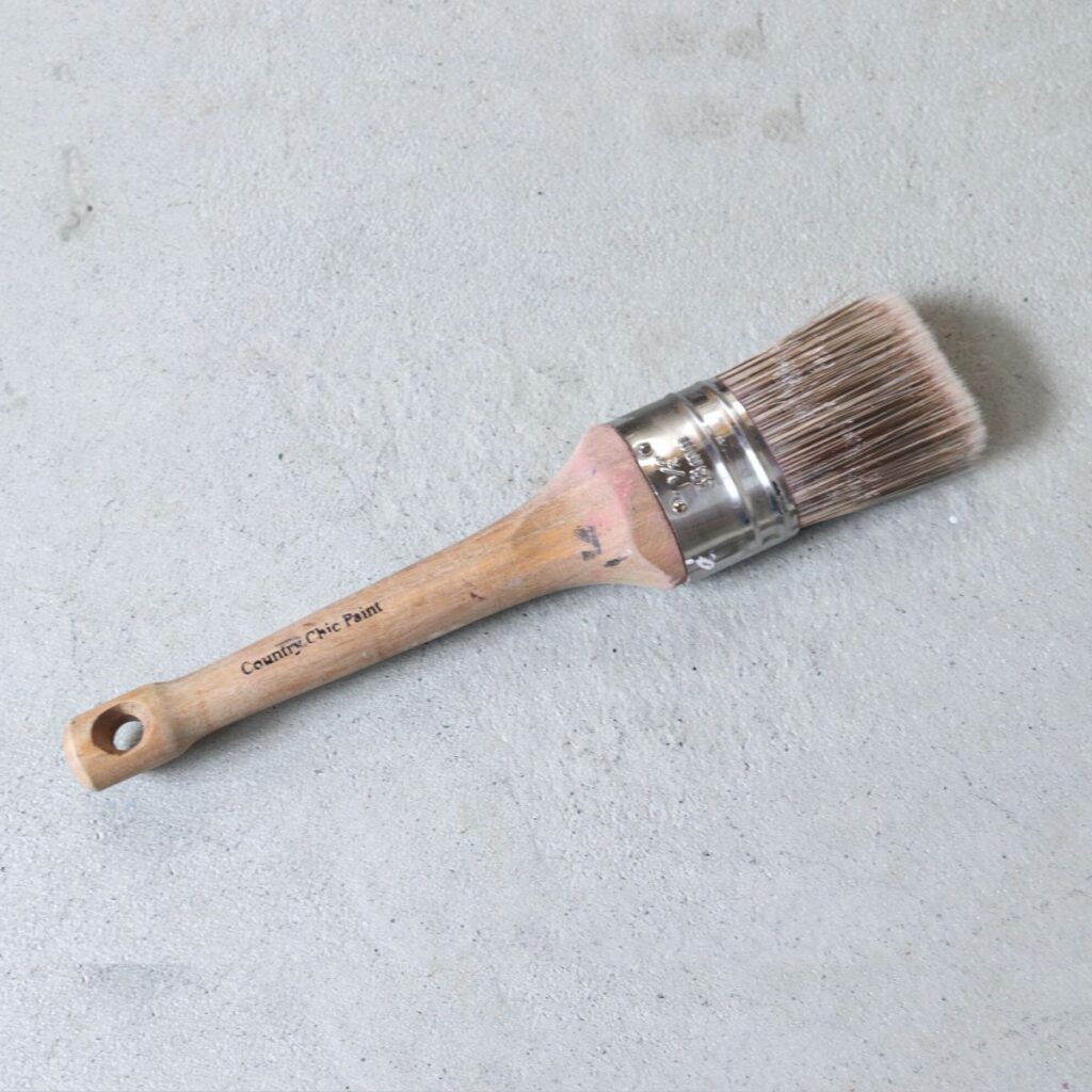 Country Chic paint oval brush