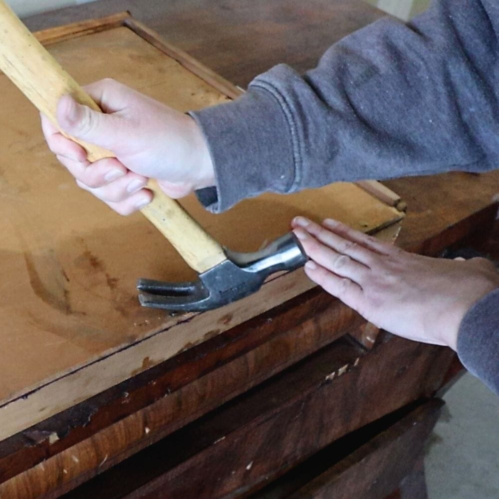 photo of removing nails of the drawer bottom